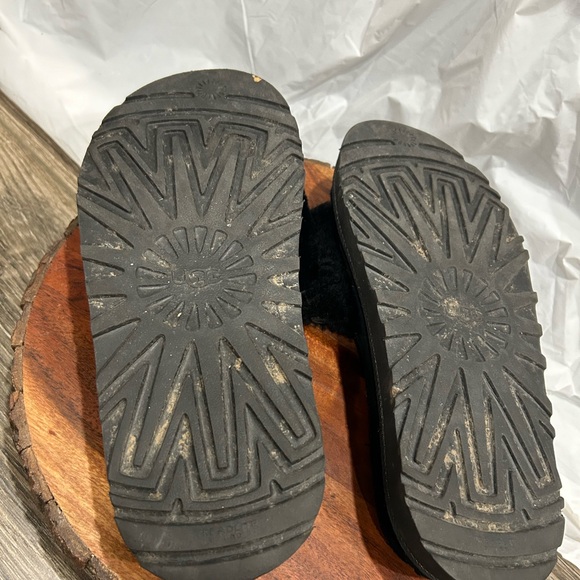UGG LATON BLACK SHEEPSKIN FLUFF SLIDE Sandals WOMEN'S US SIZE 9 - Picture 3 of 4